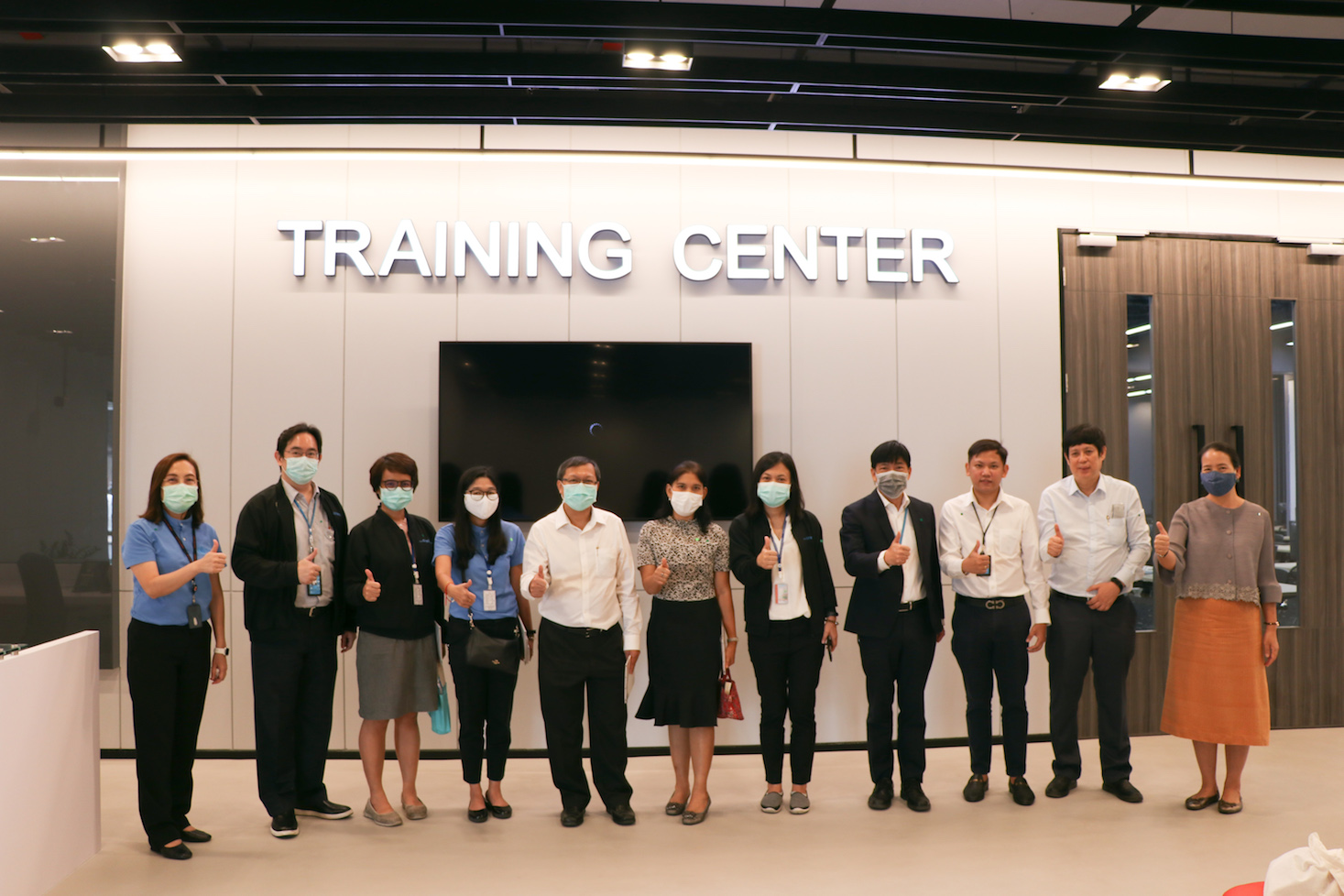 นายเกียรติณรงค์ วงศ์น้อย ที่ปรึกษาด้านพัฒนาระบบการเงินการคลัง กรมบัญชีกลาง พร้อมด้วยคณะเยี่ยมชมศูนย์จัดอบรม YIP IN TSOI TRANING CENTER