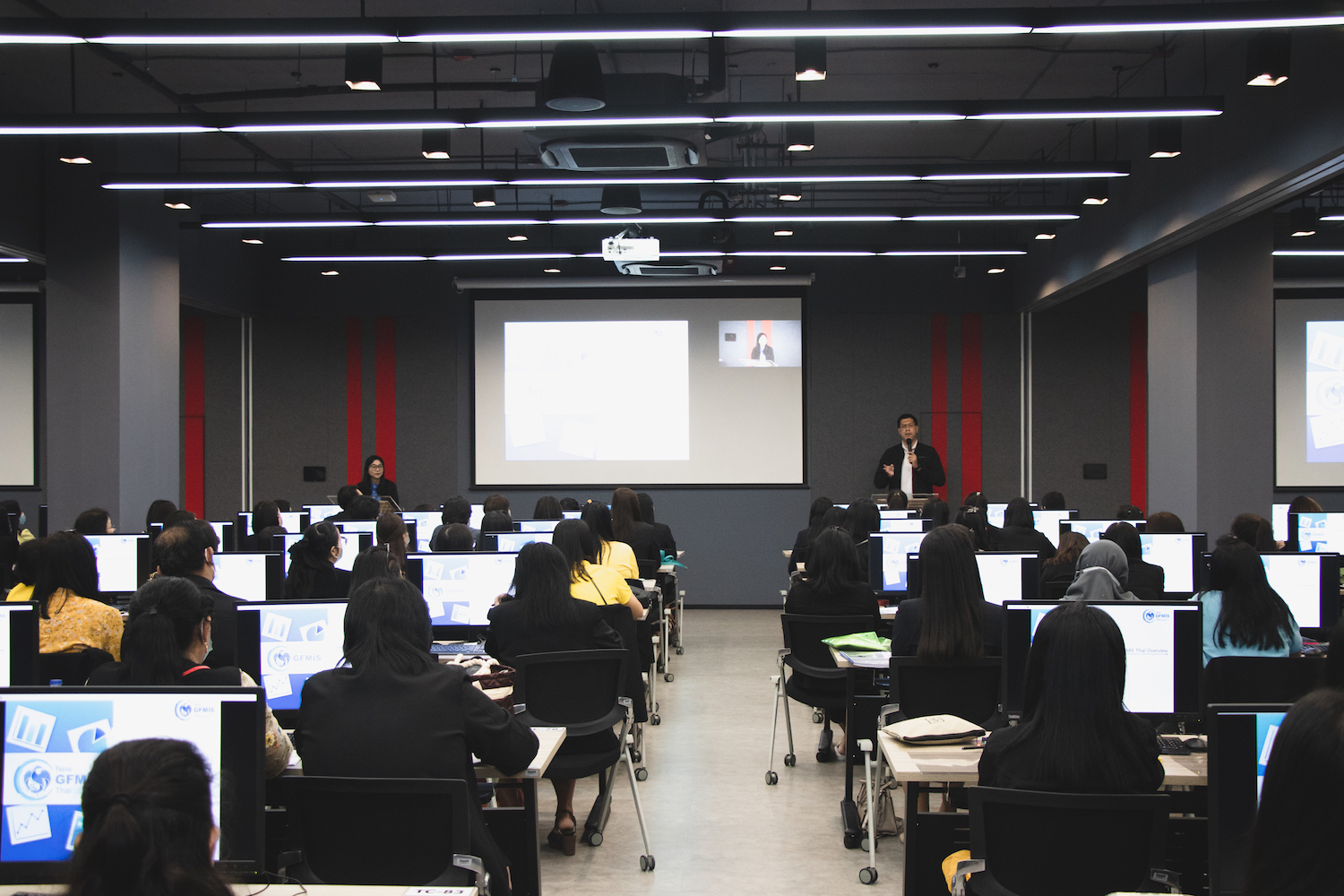 โครงการจัดทำระบบบริหารการเงินการคลังภาครัฐแบบอิเล็กทรอนิกส์ใหม่ (New GFMIS Thai)  มีการฝึกอบรมหลักสูตรการใช้งานระบบ New GFMIS  Thai สำหรับหน่วยเบิกจ่ายของส่วนราชการ  ให้กับหน่วยงานกลุ่มที่ 1 รุ่น 3